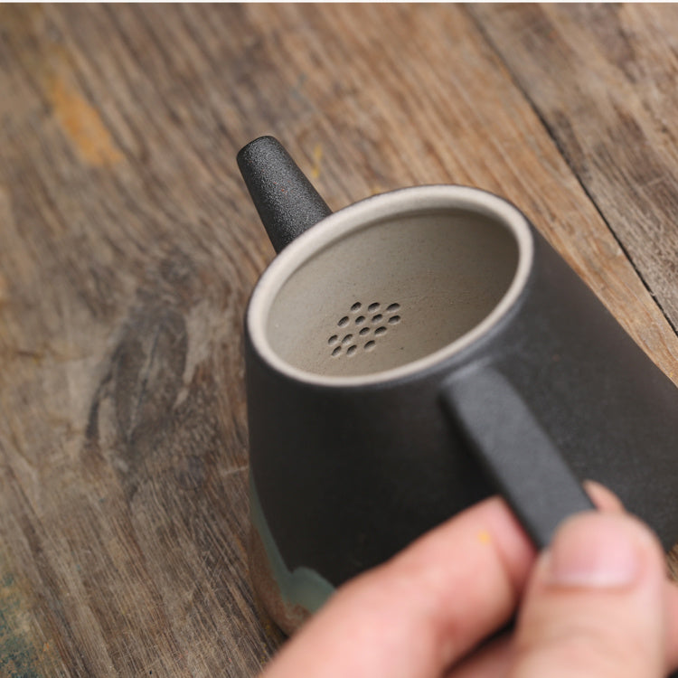 Retro Black Ceramic Teapot – Timeless Elegance in Every Pour