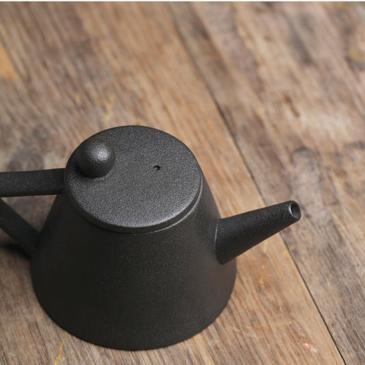 Retro Black Ceramic Teapot – Timeless Elegance in Every Pour